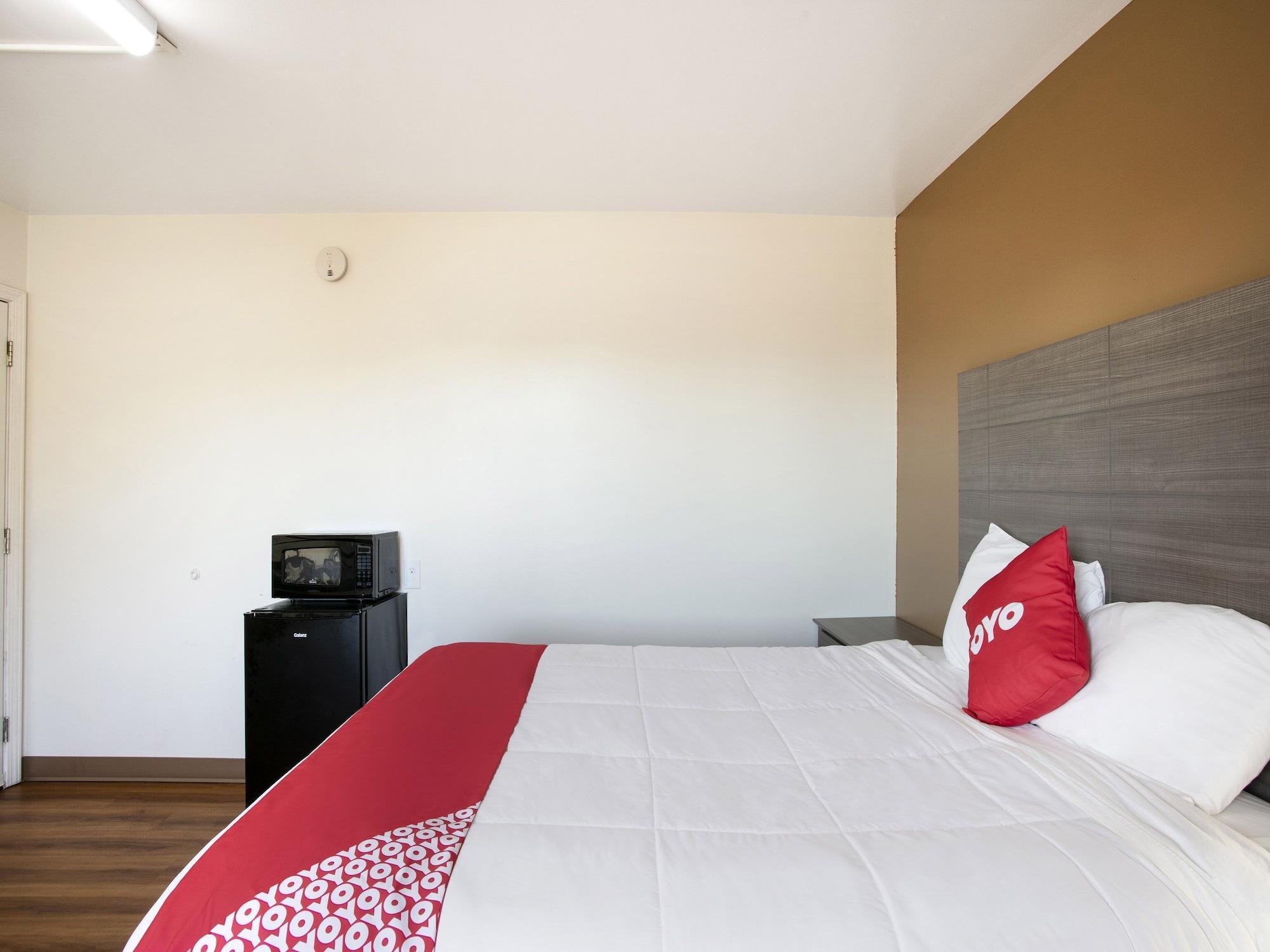 Oyo Hotel Kalama Esterno foto