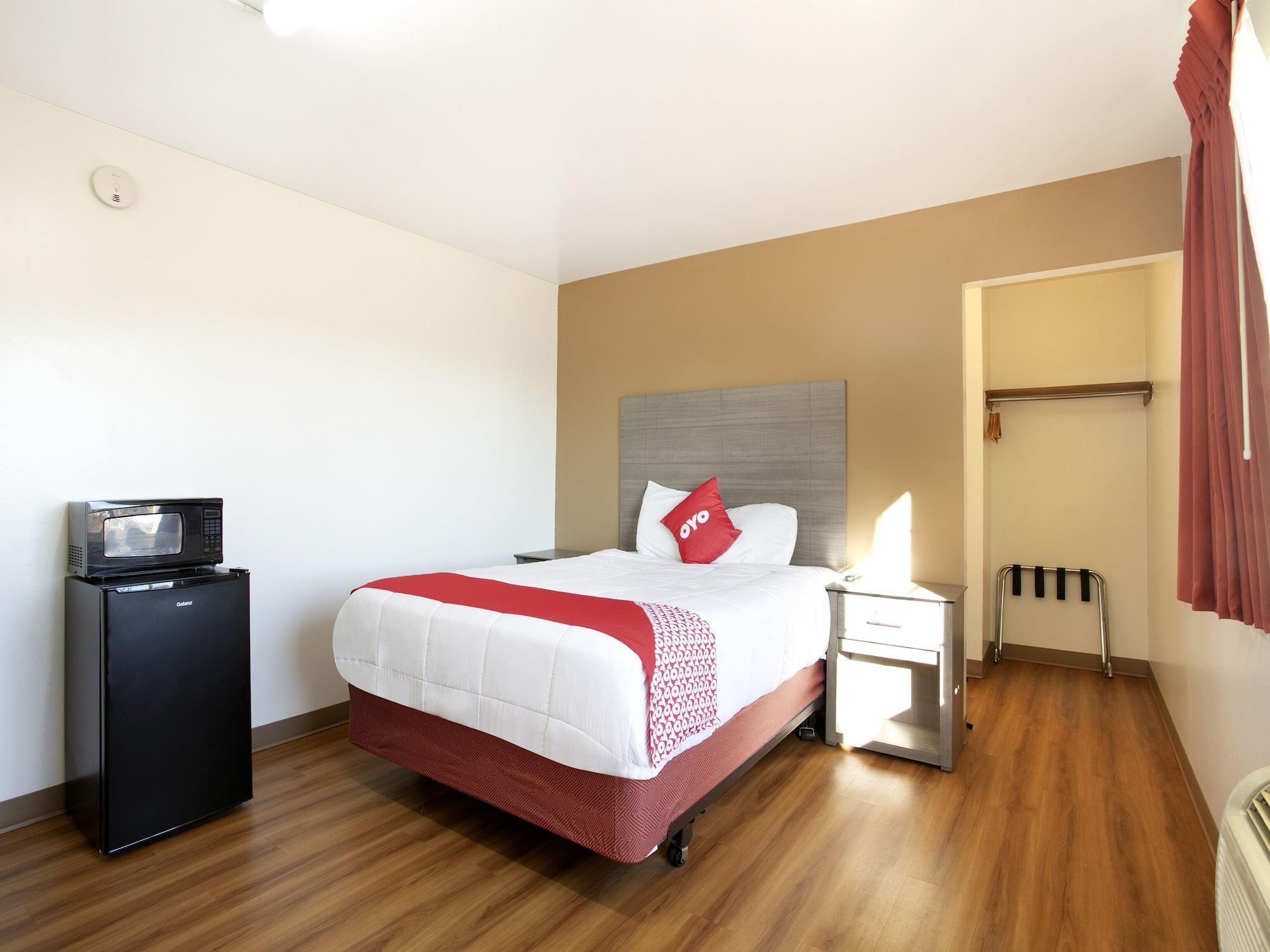 Oyo Hotel Kalama Esterno foto