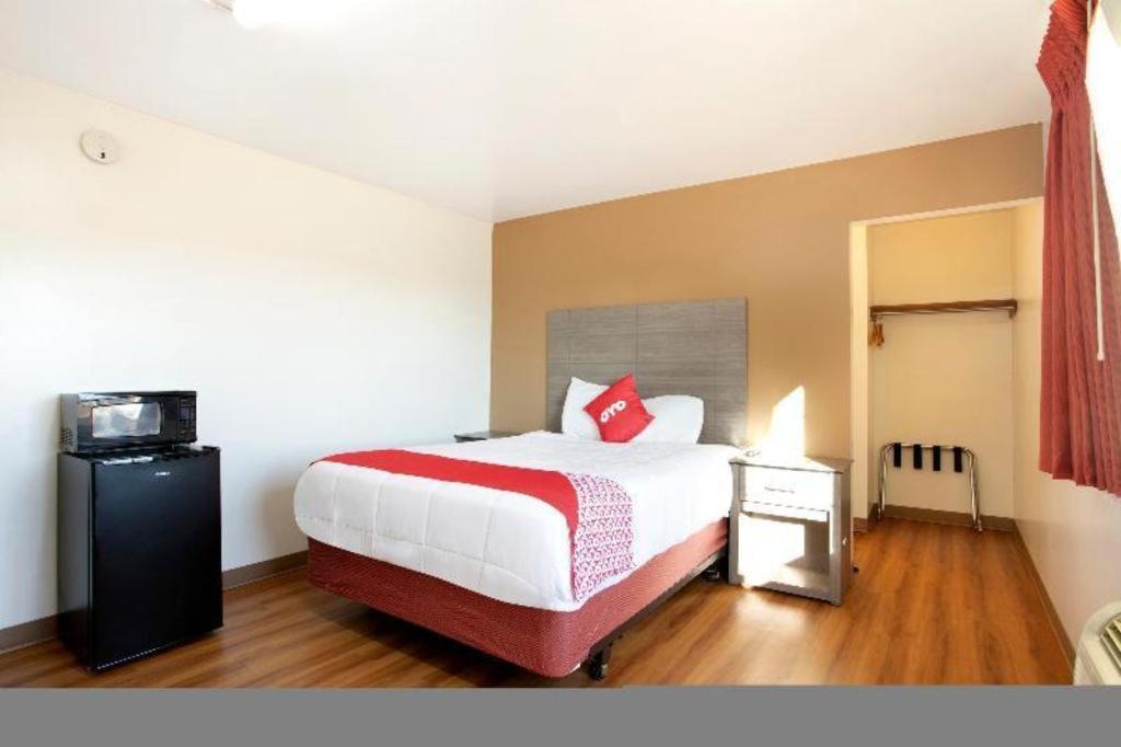 Oyo Hotel Kalama Esterno foto