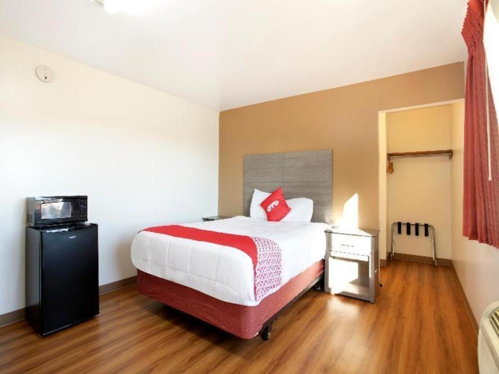 Oyo Hotel Kalama Esterno foto