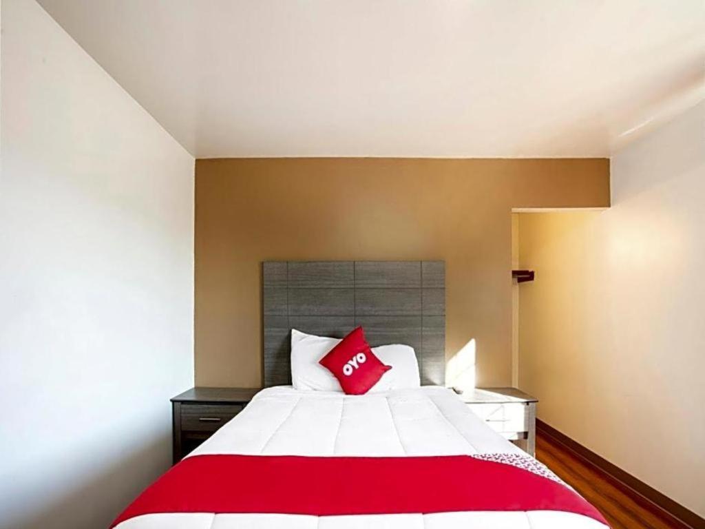 Oyo Hotel Kalama Esterno foto